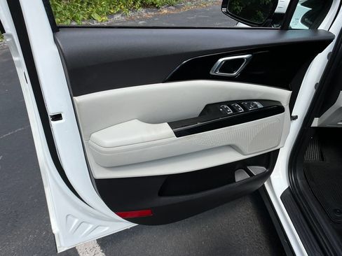 Used 2024 Kia Carnival EX FWD image 11