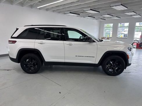 Used 2024 Jeep Grand Cherokee Altitude AWD/4WD image 16
