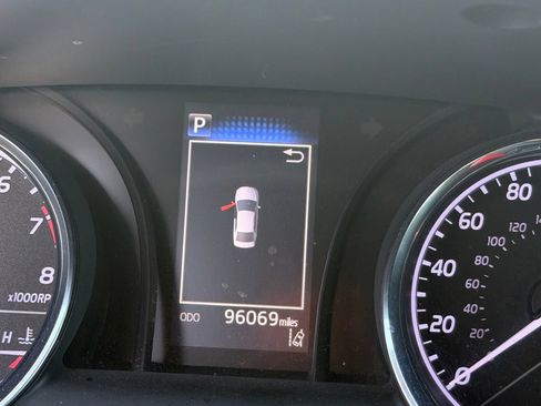 Used 2020 Toyota Camry SE w/ Convenience Package FWD image 8