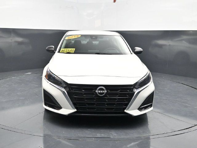 Used 2025 Nissan Altima 2.5 SV FWD image 2