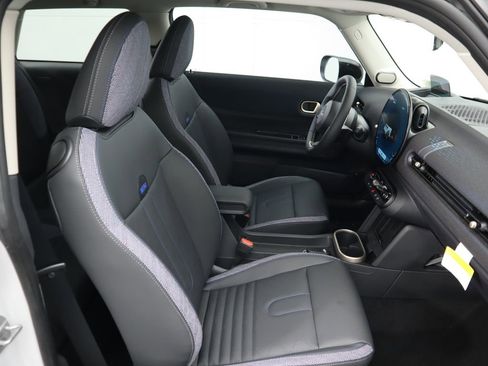 Certified 2025 MINI Cooper 2-Door Hardtop image 23