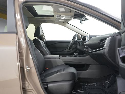 Used 2025 Nissan Rogue SV w/ SV Premium Package image 11