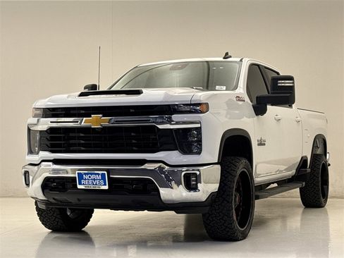 Used 2024 Chevrolet Silverado 2500 LT w/ Texas Edition image 2
