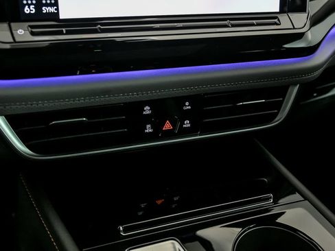 Certified 2025 Volkswagen Atlas Peak Edition SE AWD/4WD image 15
