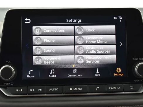 Used 2025 Nissan Rogue SV image 32