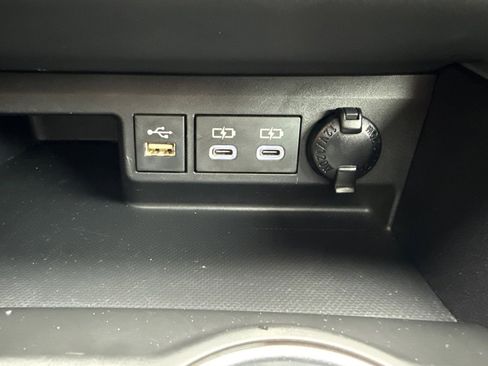 Certified 2023 Toyota Highlander XLE image 28