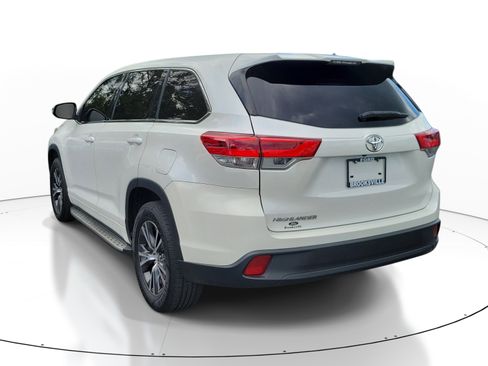 Used 2018 Toyota Highlander LE FWD image 4