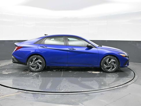 Certified 2025 Hyundai Elantra Sport image 9