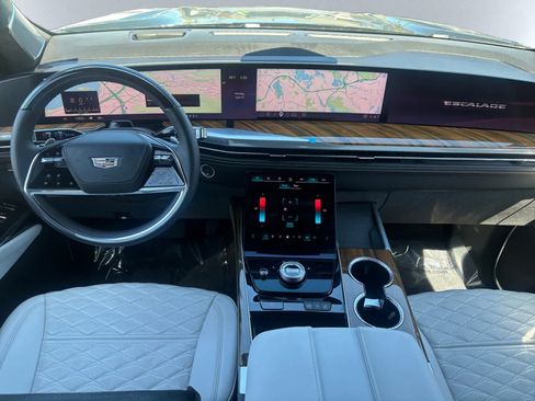 Used 2025 Cadillac Escalade ESV Sport Platinum AWD/4WD image 11