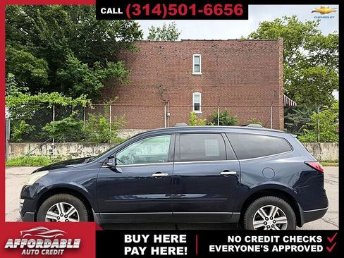 Used 2017 Chevrolet Traverse LT FWD image 2