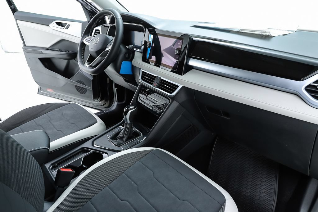 New 2026 Volkswagen Taos SE FWD image 32