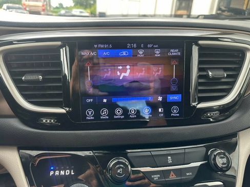 Used 2017 Chrysler Pacifica Touring FWD image 16