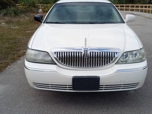 Used 2003 Lincoln Town Car Executive RWD image 3