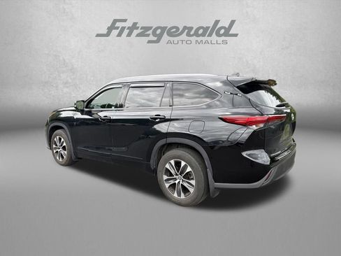 Used 2022 Toyota Highlander XLE AWD/4WD image 5