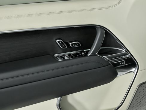 Used 2024 Land Rover Range Rover Long Wheelbase Autobiography image 18