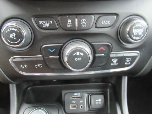 Used 2018 Jeep Cherokee Latitude Plus image 33