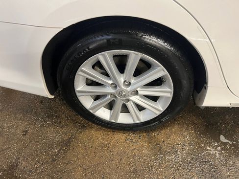 Used 2012 Toyota Camry XLE w/ Leather Pkg image 27