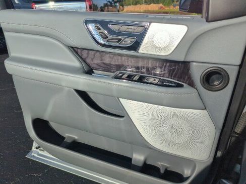 Used 2021 Lincoln Navigator Reserve w/ Luxury Package image 19