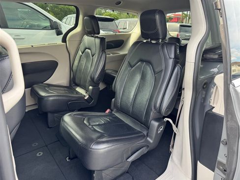 Used 2022 Chrysler Pacifica Touring-L FWD image 20