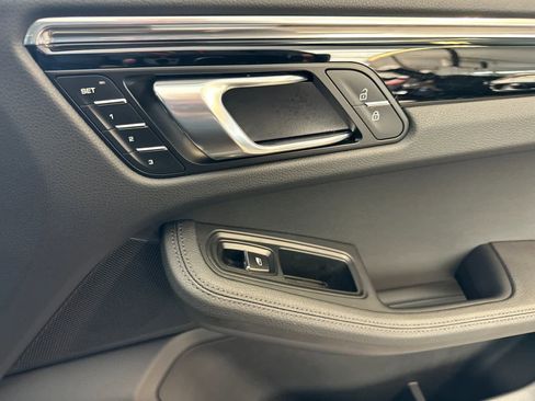 Certified 2025 Porsche Macan AWD/4WD image 19