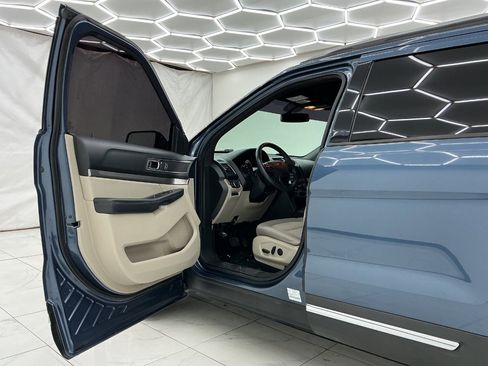 Used 2019 Ford Explorer XLT w/ Equipment Group 201A FWD image 16