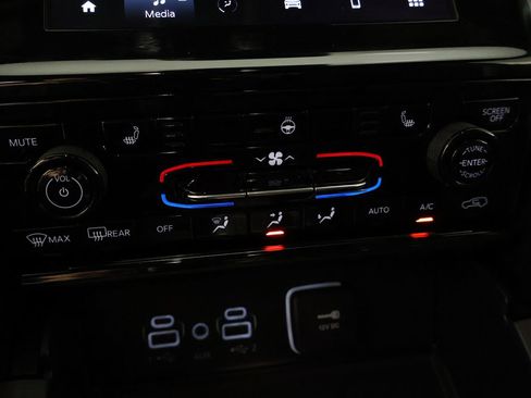 Used 2024 Jeep Grand Cherokee L Laredo AWD/4WD image 45