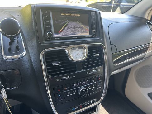 Used 2014 Chrysler Town & Country Touring FWD image 27