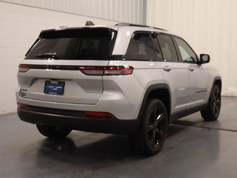 Certified 2024 Jeep Grand Cherokee Altitude AWD/4WD image 9