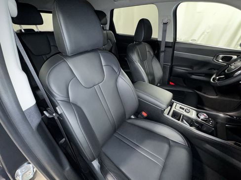 Certified 2025 Kia Sorento EX image 34
