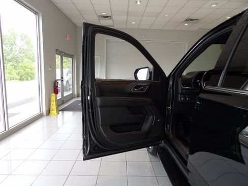 Used 2021 Chevrolet Suburban Premier AWD/4WD image 10
