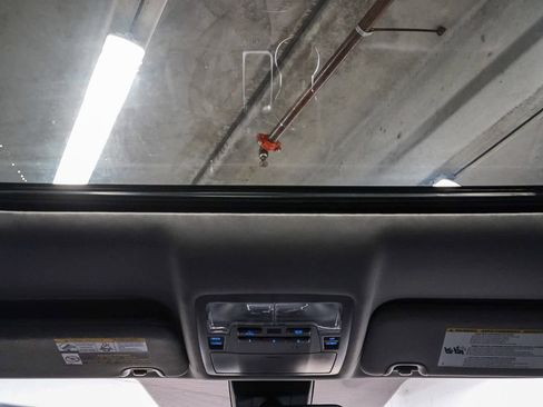 Used 2019 Toyota Highlander XLE image 16