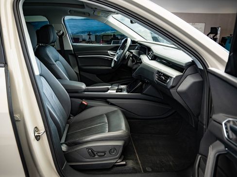 Used 2022 Audi e-tron Premium Plus w/ Premium Plus Package image 22