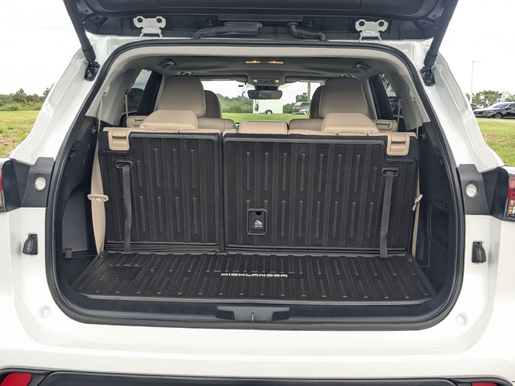 Used 2024 Toyota Highlander XLE FWD image 13