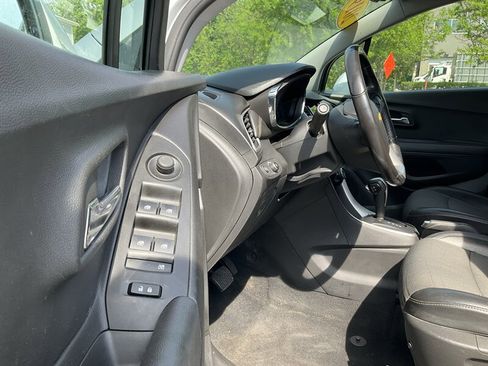 Used 2019 Chevrolet Trax LT w/ LT Convenience Package FWD image 21
