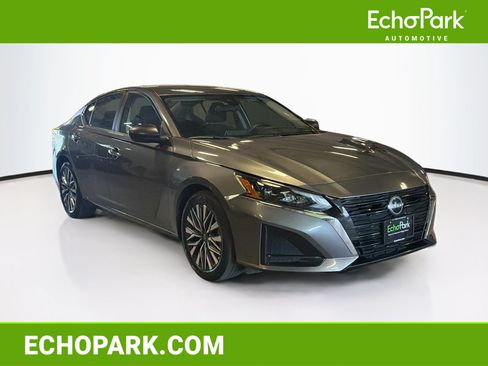 Used 2025 Nissan Altima 2.5 SV FWD image 1