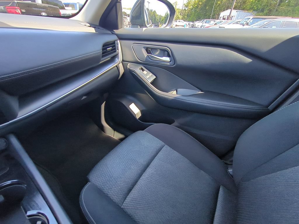 Used 2025 Nissan Rogue SV AWD/4WD image 19