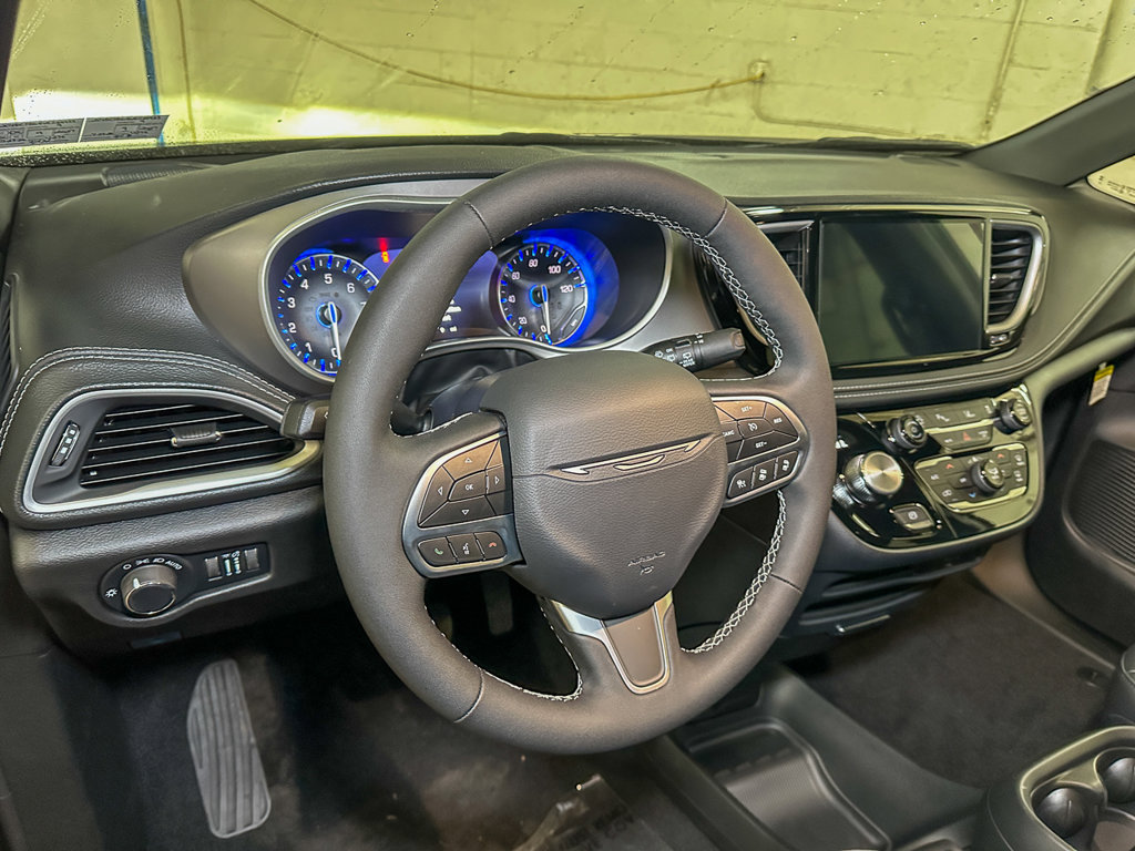 New 2027 Chrysler Pacifica Select AWD/4WD image 20