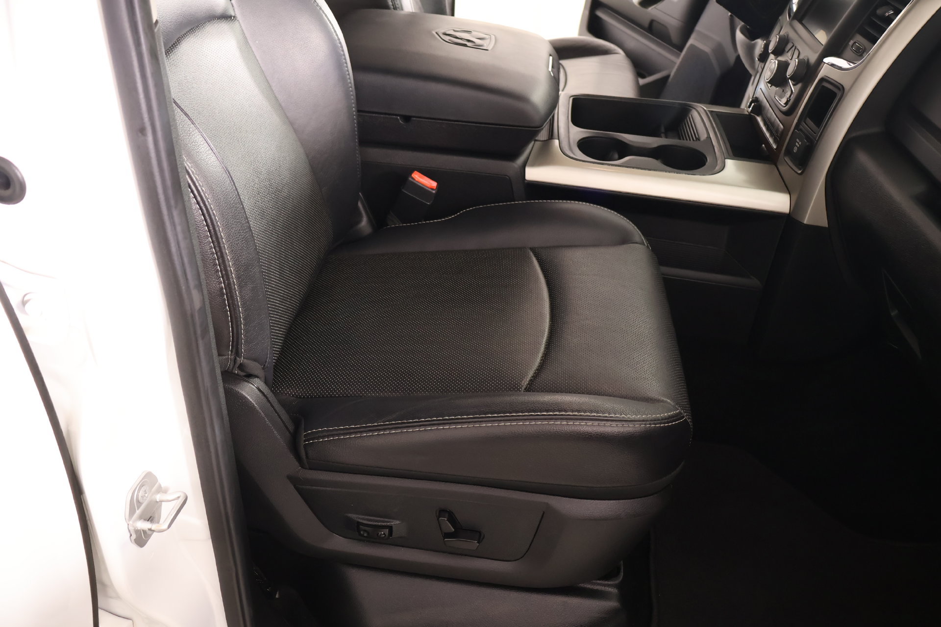 Used 2016 RAM 2500 Laramie w/ Sport Appearance Group AWD/4WD image 14
