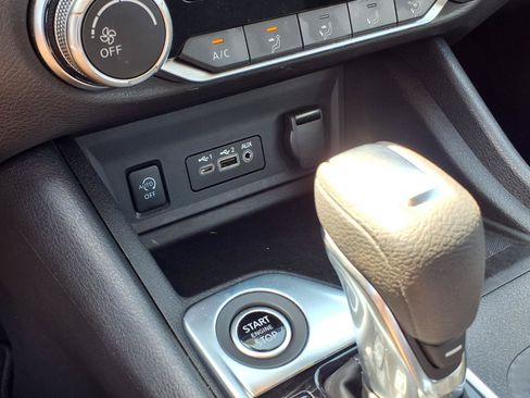 Used 2025 Nissan Sentra SV FWD image 8