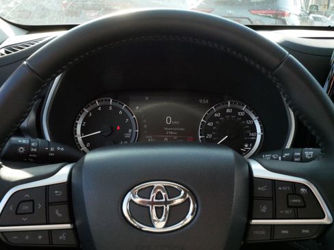 Certified 2025 Toyota Highlander XLE image 21