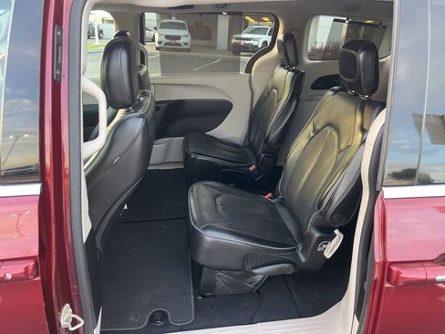 Used 2018 Chrysler Pacifica Limited image 26