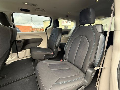 Used 2021 Chrysler Pacifica Touring image 22