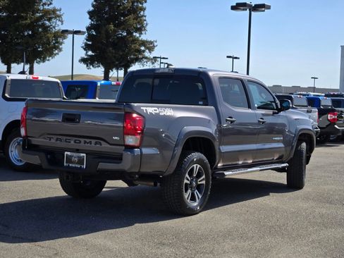 Used 2017 Toyota Tacoma TRD Sport w/ Tow Package (A/T) AWD/4WD image 4