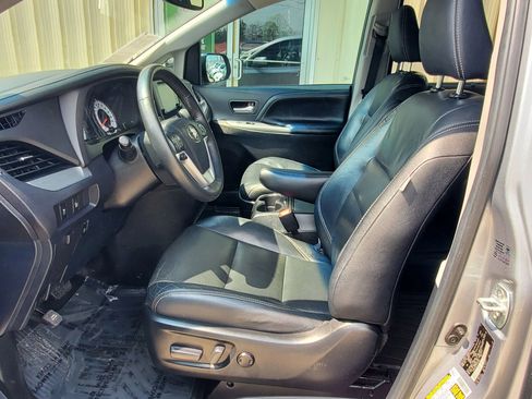 Used 2017 Toyota Sienna SE w/ SE Preferred Package image 27