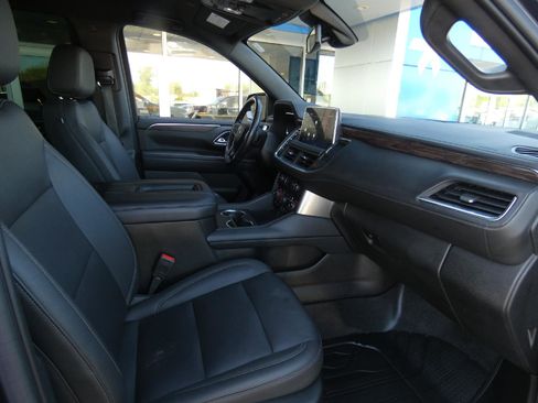 Used 2022 Chevrolet Tahoe Z71 w/ Luxury Package AWD/4WD image 17