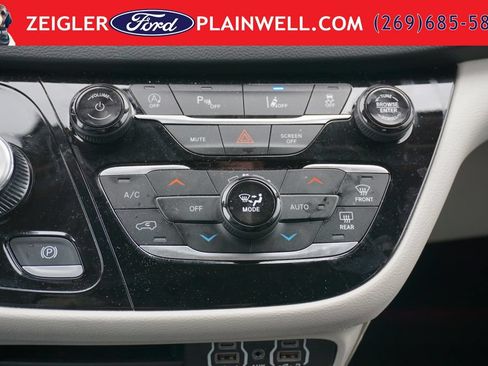 Used 2024 Chrysler Pacifica Touring-L FWD image 24