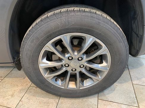 Used 2019 Jeep Cherokee Latitude Plus AWD/4WD image 12