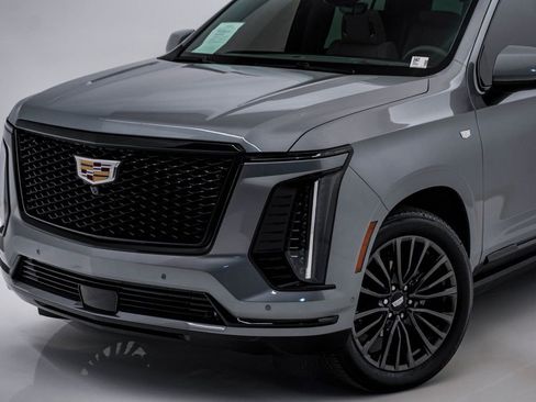 Used 2025 Cadillac Escalade Sport Platinum image 4