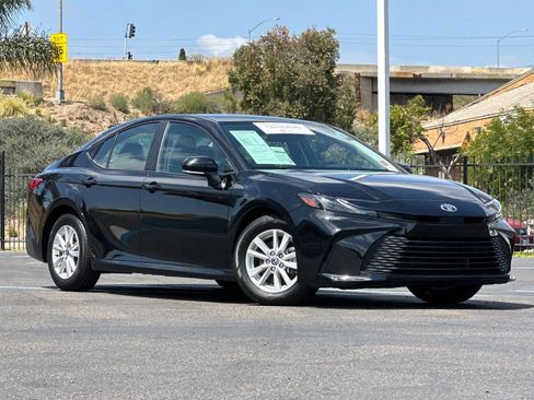Used 2025 Toyota Camry LE FWD image 8