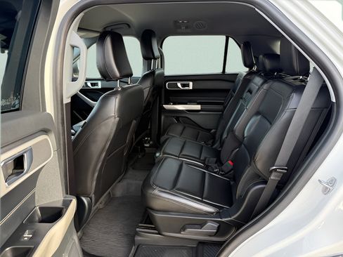Used 2022 Ford Explorer XLT w/ Equipment Group 202A AWD/4WD image 5